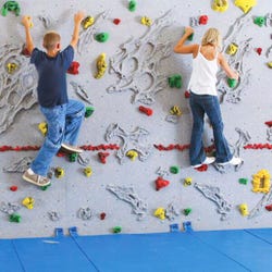 Everlast Relief Feature Traverse Wall, 8 x 20 Feet, Blue